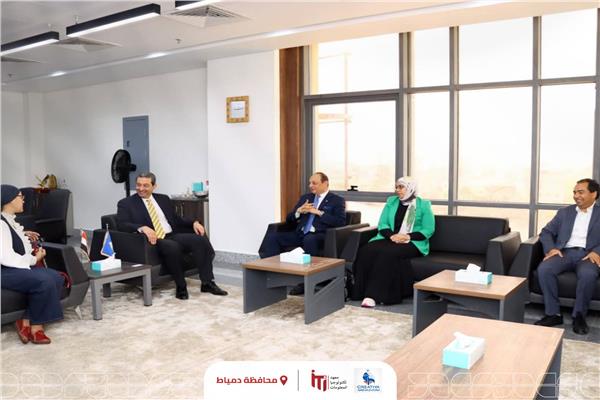 محافظ دمياط خلال اللقاء