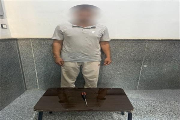 المتهم و بحوزتهم السلاح المستخدم