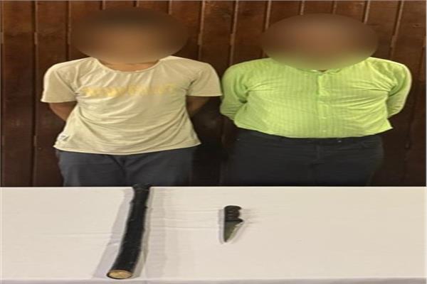 المتهمان بعد القبض عليهما