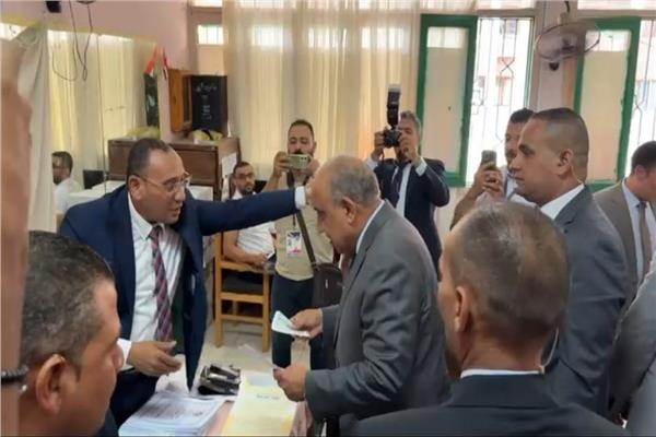 وزير الكهرباء يدلي بصوته في انتخابات مجلس الشيوخ 2025