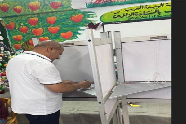 رئيس كهرباء القناة يدلي بصوته في انتخابات مجلس الشيوخ 2025