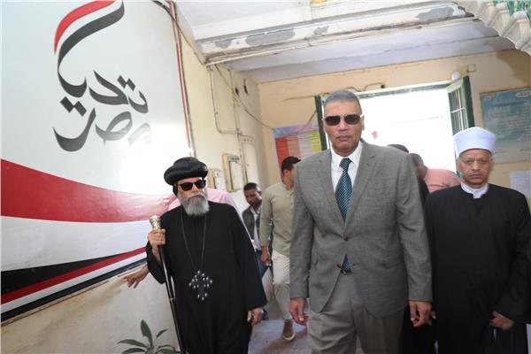 محافظ أسوان يتفقد اللجان الانتخابية
