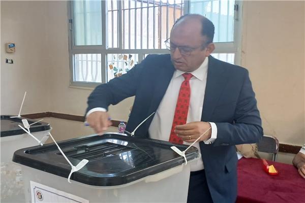 الدكتور السيد قنديل رئيس جامعة حلوان يدلي بصوته