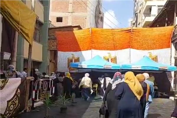 إقبالاً جماهيرياً غفيراً منذ الساعات الأولى علي اللجان الانتخابية