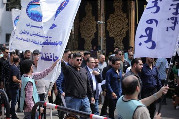 توافدت أعداد من المواطنين، خاصة كبار السن والسيدات