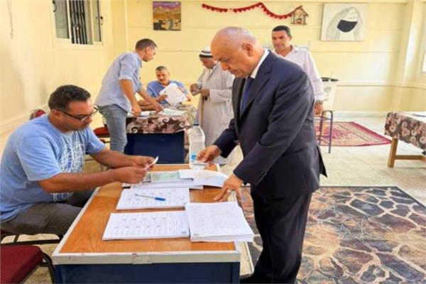 النائب مصطفى بكري يدلي بصوته في لجنة مدرسة الحي الأول للتعليم الأساسي