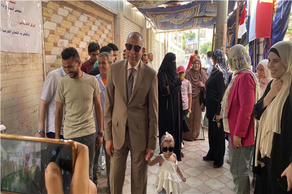 محافظ المنيا يشارك طفلة لحظة وطنية أمام لجنة انتخابية