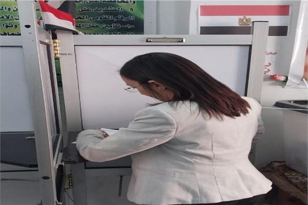  محافظ البحيرة تدلي بصوتها في إنتخابات مجلس الشيوخ 2025