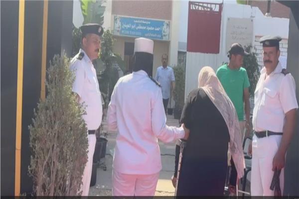 يساعد رجال الشرطة كبار السن وذوى الهمم والمواطنين فى سرعة الوصول إلى مقار اللجان الانتخابية