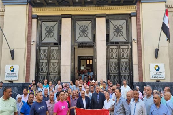 العاملون بشركة الإسكندرية لتوزيع الكهرباء