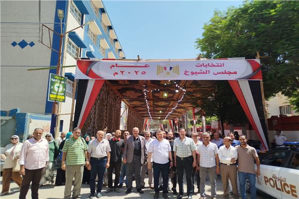 إقبالا كبيرا من المعلمين بمختلف قرى ومراكز المحافظة