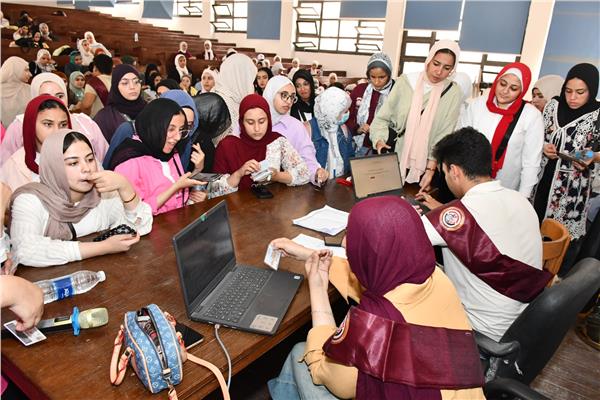 طلاب جامعة الإسماعيلية الجديدة الأهلية، الذين توافدوا بأعداد كبيرة إلى لجانهم للإدلاء بأصواتهم