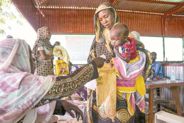 امرأة وطفلها فى مخيم للنازحين شمال دارفور السودان