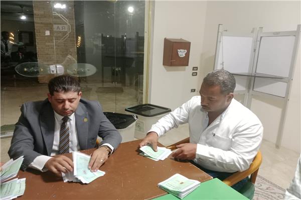فرز الأصوات في لجان البحر الأحمر