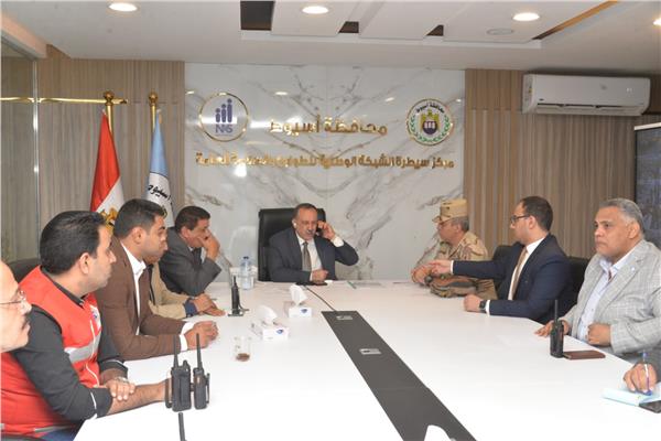 محافظ أسيوط يتابع غلق اللجان