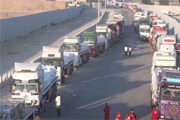 شاحنات المساعدات من مصر