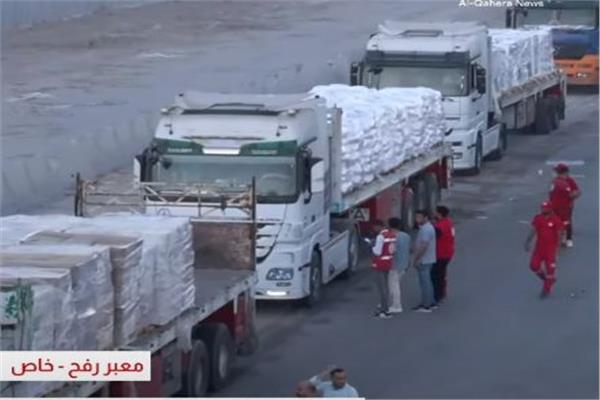 شاحنات المحملة بالمساعدات