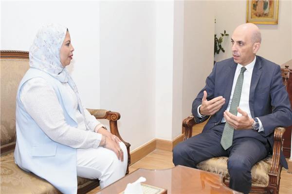 السفير تميم خلاف خلال الحوار