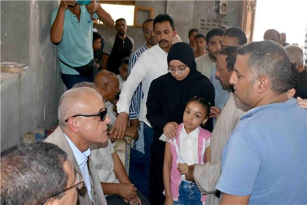  محافظ الأقصريعزى فى أسرة ضحايا الواجب الوطنى 
