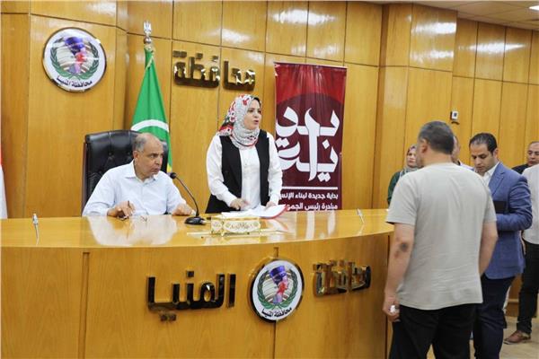 محافظ المنيا يعقد لقاء خدمة المواطنين عقب جولته بالمدينة.