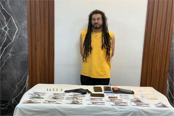 ضبط صانع محتوى بالمنيا بتهمة الاعتداء على القيم الأسرية وحيازة مواد مخدرة وسلاح ناري