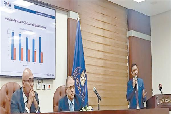 د.على الغمراوى رئيس هيئة الدواء خلال المؤتمر الصحفى
