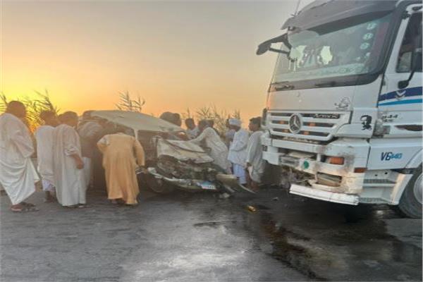 حادث تصادم بين سيارة نقل ثقيل وأخرى "بيجو" 