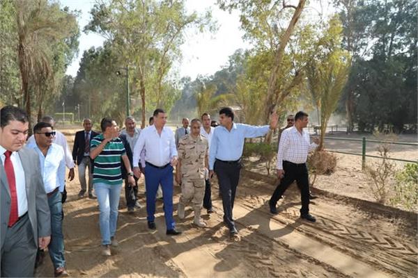وزير الزراعة خلال الجولة