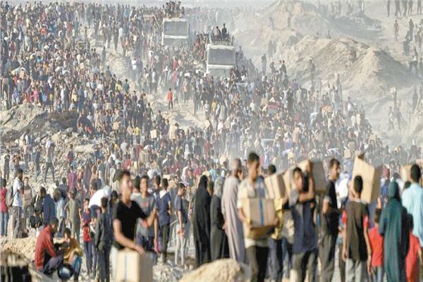 حشود من الفلسطينيين أثناء 