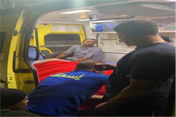 أثناء نقل سيدة مسنة غير قادرة على الحركة للمستشفى