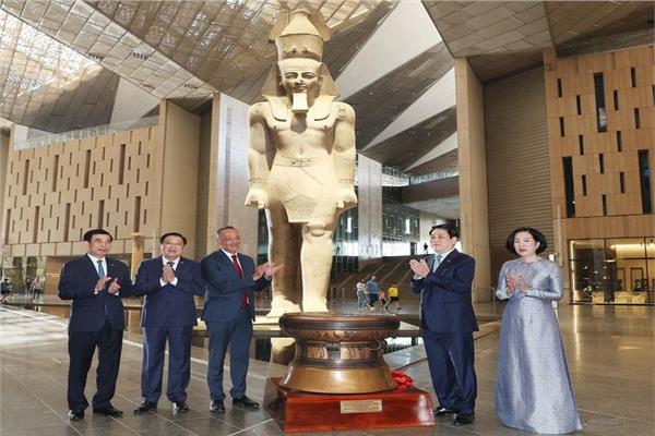 رئيس جمهورية فيتنام يزور المتحف المصري الكبير