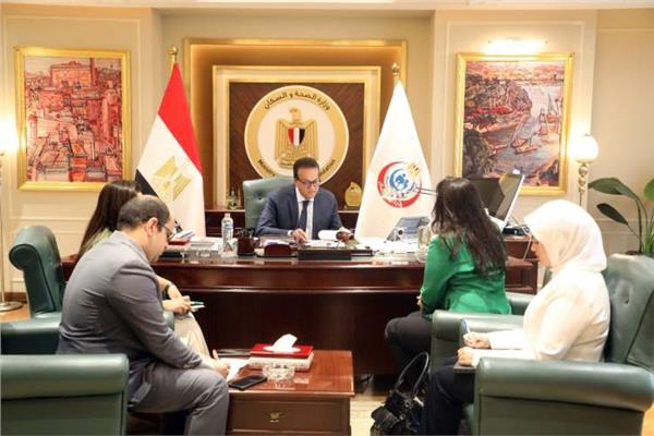  خالد عبدالغفار وزير الصحة والسكان خلال اللقاء