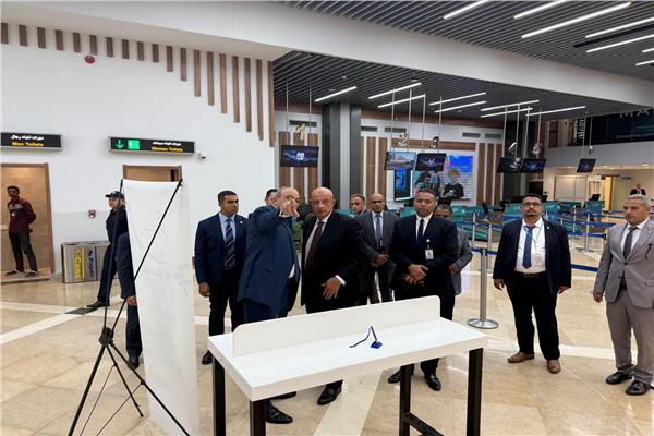 وزير الطيران المدني يتفقد مطار العلمين
