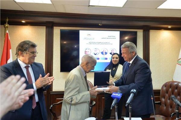المهندس خالد عبدالعزيز يكرم رائد الإعلام العربي فهمي عمر