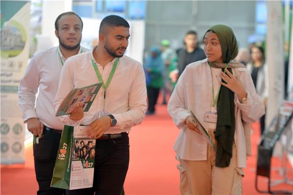 توافد الطلاب على معرض أخبار اليوم للتعليم العالي