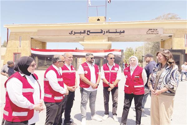 السفيرة نبيلة مكرم مع متطوعي الهلال الأحمر