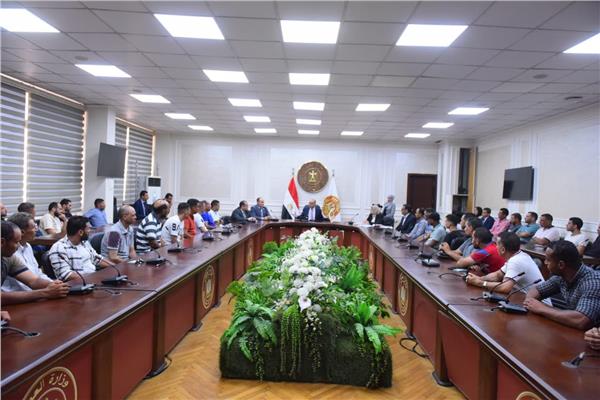  وزير العمل محمد جبران خلال الاجتماع