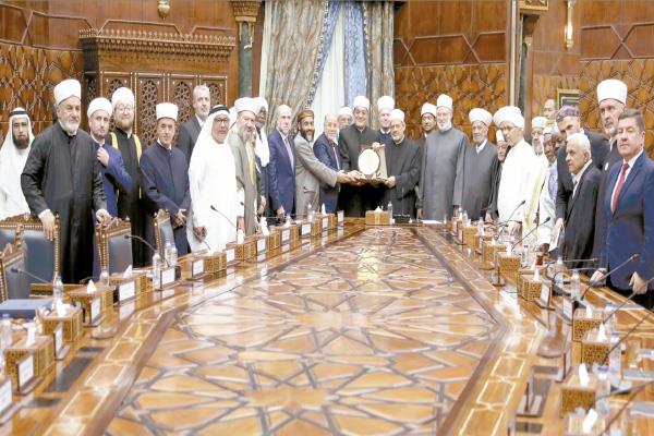 وفد وزراء الأوقاف والمفتين ورؤساء المجالس الإسلامية العليا مع شيخ الأزهر