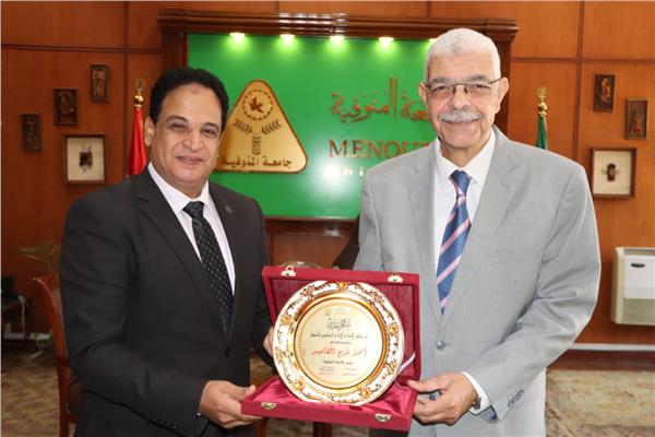 تكريم رئيس جامعة المنوفية