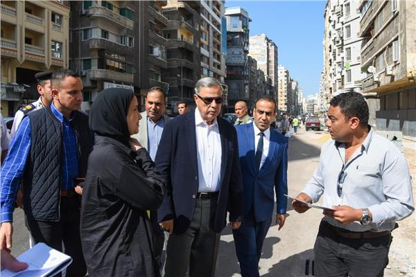 الفريق أحمد خالد حسن سعيد محافظ الإسكندرية خلال الجولة 