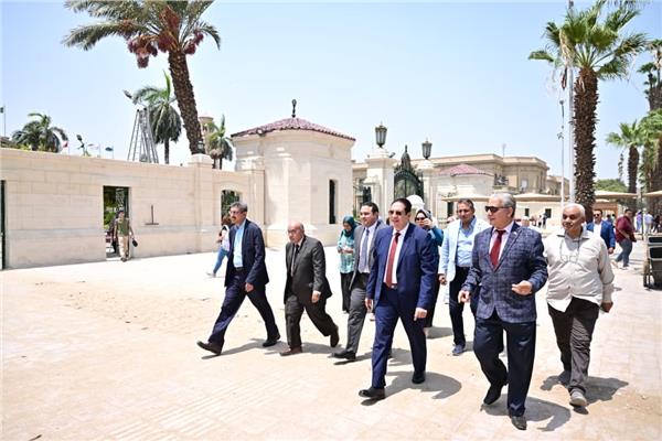 د.محمد سامي عبد الصادق يستمع إلى شرح مفصل من عميد كلية الآثار