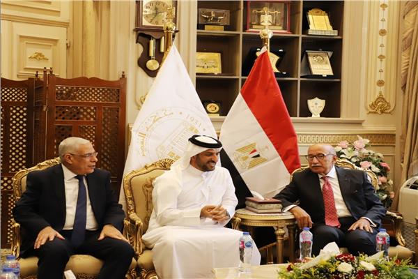رئيس محكمة النقض والنائب العام خلال استقبالهما رئيس مجلس القضاء الإماراتي