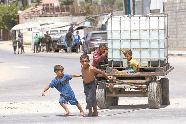أطفال غزة أكثر من يدفع ثمن جرائم الاحتلال النازى المتعطش للدماء     
