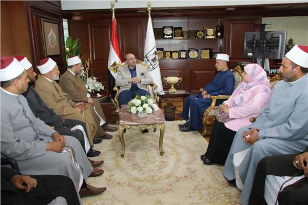 محافظ بني سويف يلتقي أعضاء قافلة  البحوث الإسلامية