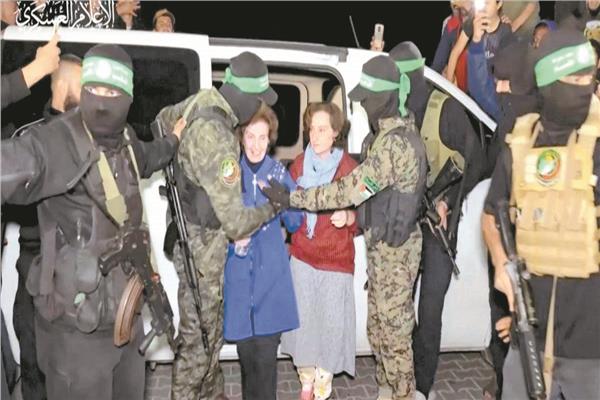 صورة أرشيفية خلال عملية سابقة لتبادل الأسرى