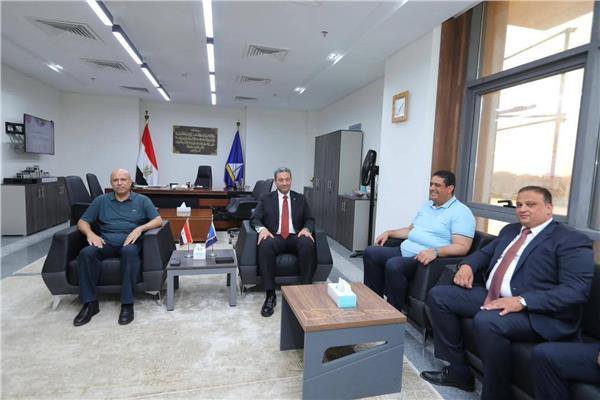 محافظ دمياط يلتقى مع أعضاء مجلس الشيوخ 