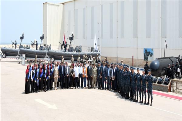 تنظيم زيارة لوفد من الإعلاميين وطلبة الأكاديمية العسكرية والجامعات لإحدى الوحدات البحرية