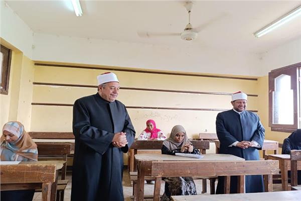  «رئيس المعاهد الأزهريّة» يتابع امتحانات «الدور الثاني» للثانوية الأزهرية 