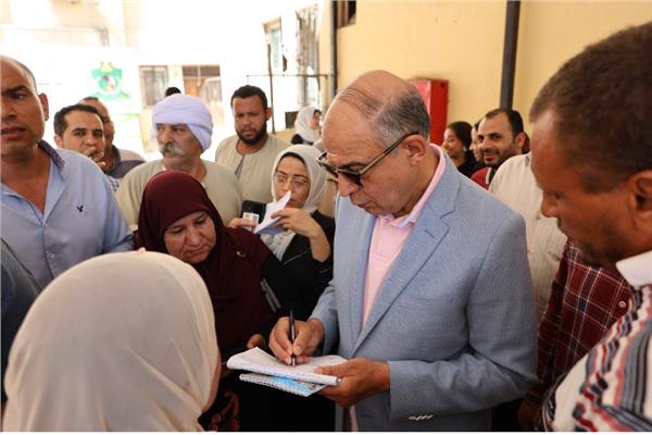 اللواء عماد كدواني، محافظ المنيا خلال الجولة 