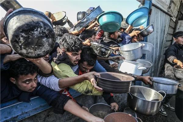 أهالي غزة خلال معاناتهم للحصول على الغذاء - صورة أرشيفية